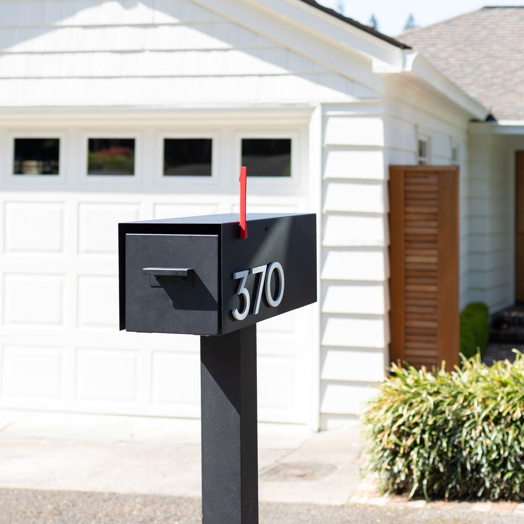 Post-Mounted Mailbox::Black::Hover