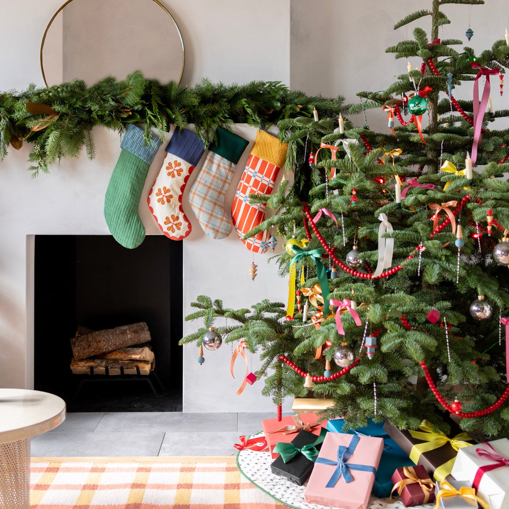 Schoolhouse Heirloom Stocking - Swiss Scallop:hover